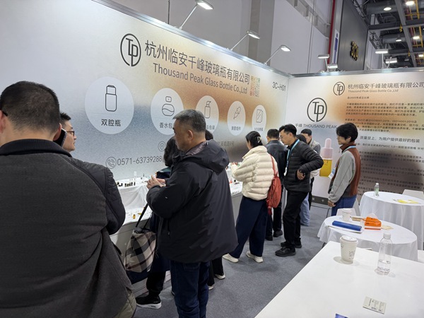 千峰玻璃技术团队在CiE美妆展为品牌方提供包装方案咨询