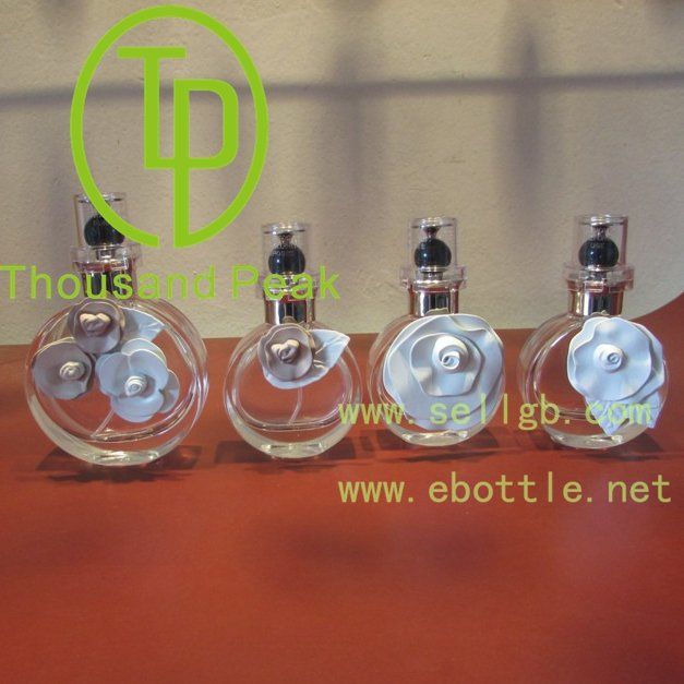 Valentinoe香水瓶与花